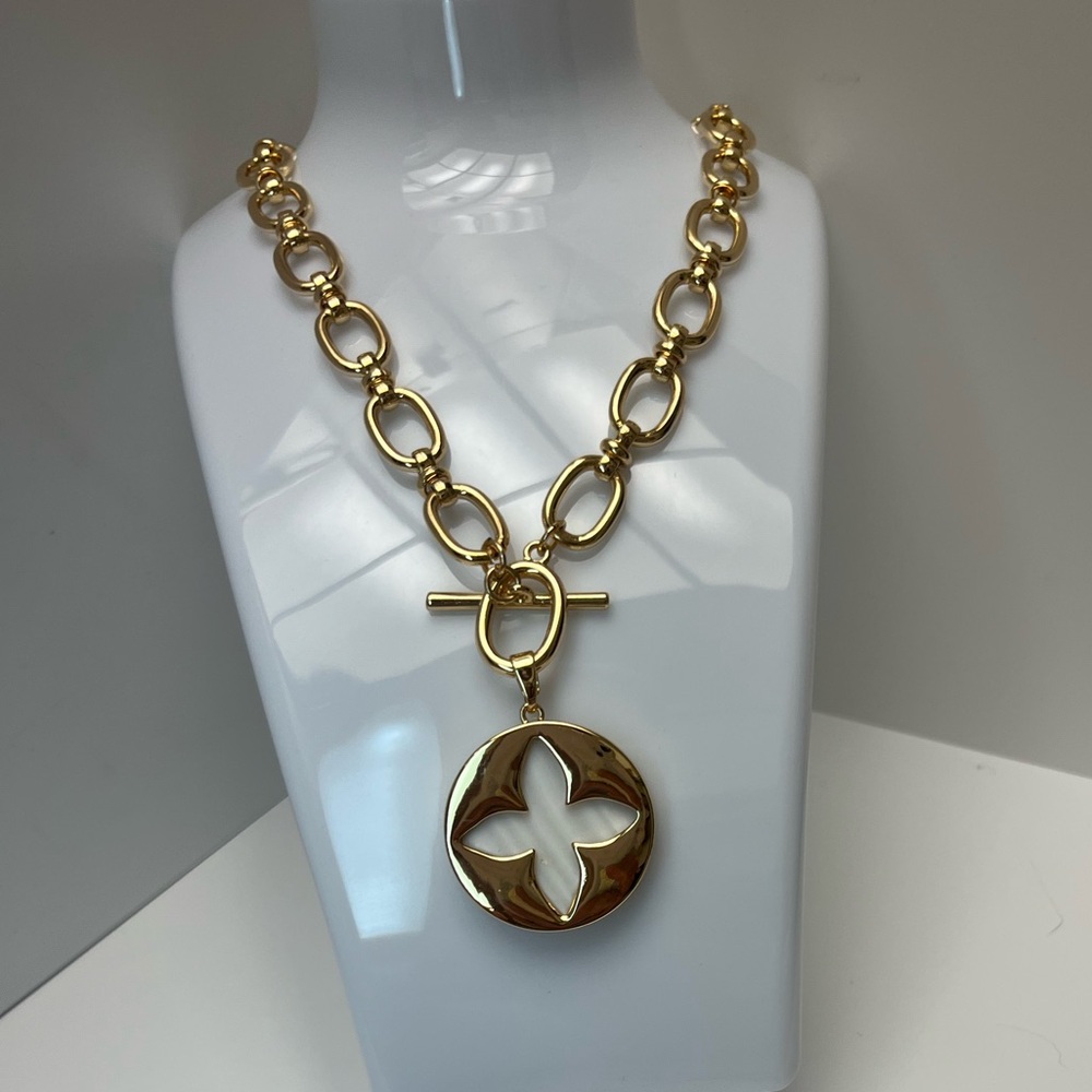 NWT ⚜️🤍⚜️ Camila Coelho Gorgeous Mother of Pearls medallion Necklace - Picture 4 of 16